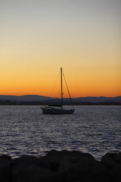 Jacht im Meer bei Sonnenuntergang — Stockfoto