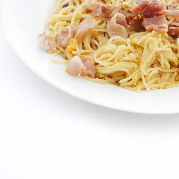 Carbonara de espaguete com bacon frito — Fotografia de Stock