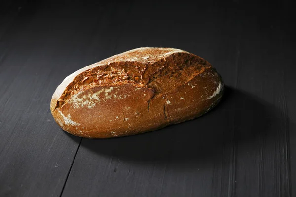 Pão preto inteiro na mesa — Fotografia de Stock