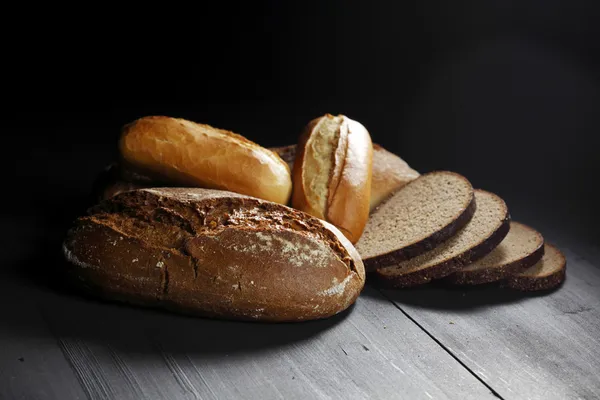 Διάφορες φέτες ψωμί στο τραπέζι — Φωτογραφία Αρχείου