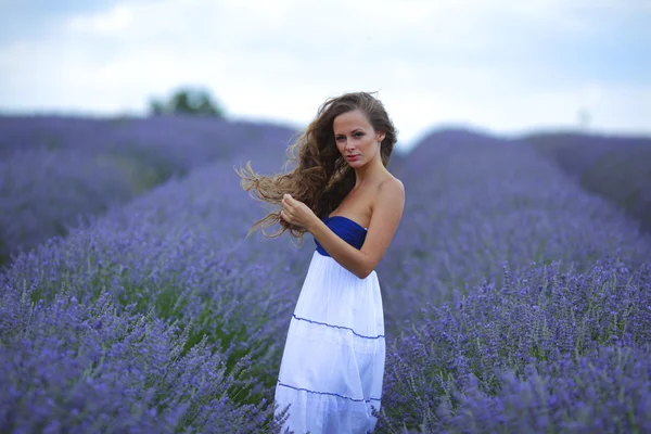 Mulher em pé em um campo de lavanda — Fotografia de Stock