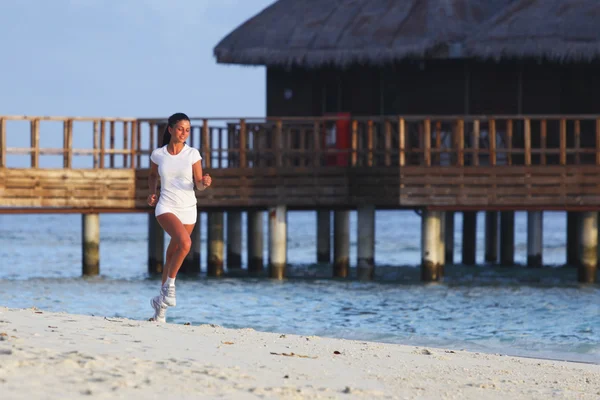 Kvinna som springer på stranden — Stockfoto