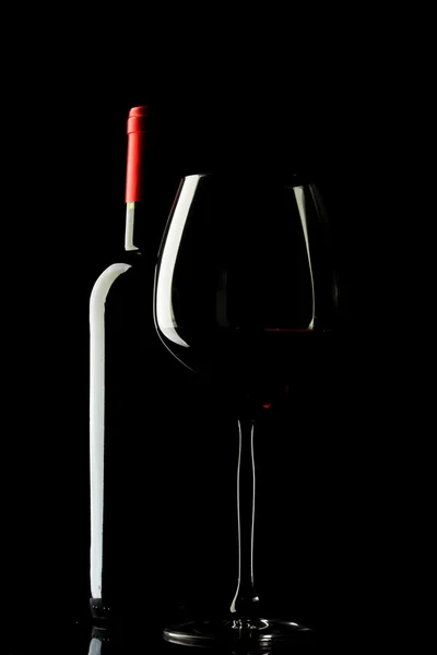 Silhouette en verre de vin rouge fond noir — Photo