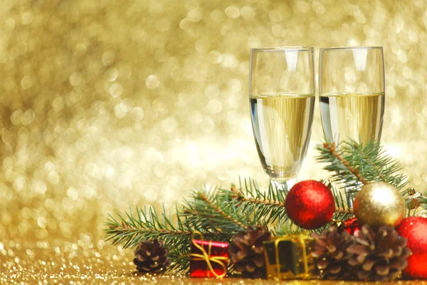 Champagne och nyåret dekoration — Stockfoto