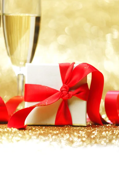 Bicchieri di champagne e regalo — Foto Stock