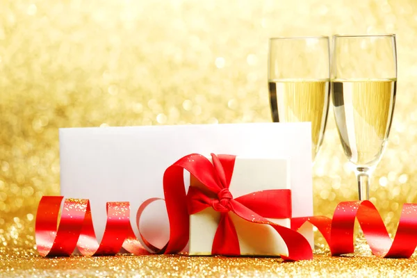 Champagne glasses and gift — Stock Photo, Image