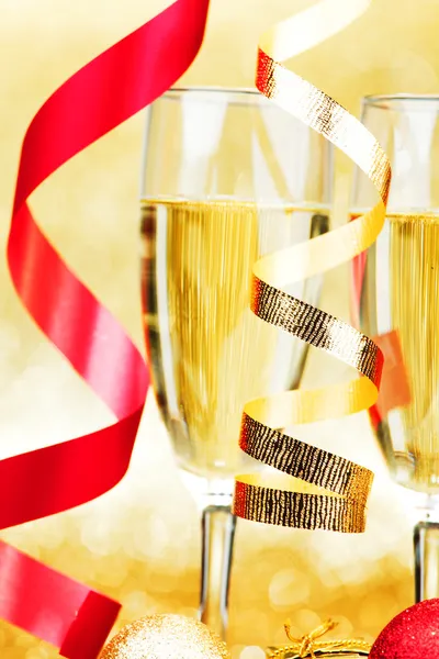 Şampanya ve şeritler — Stok fotoğraf