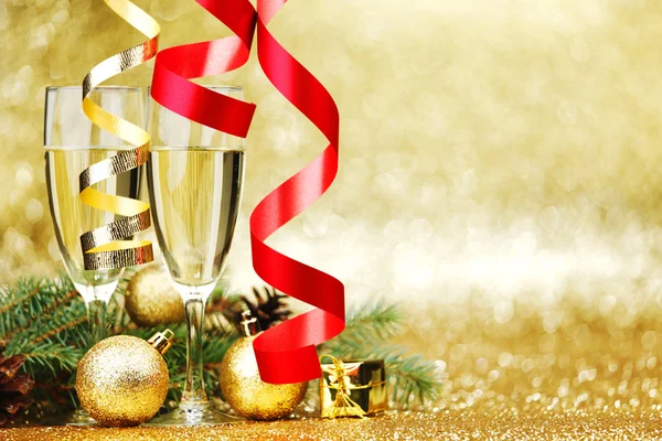 香槟和新年装饰 — 图库照片