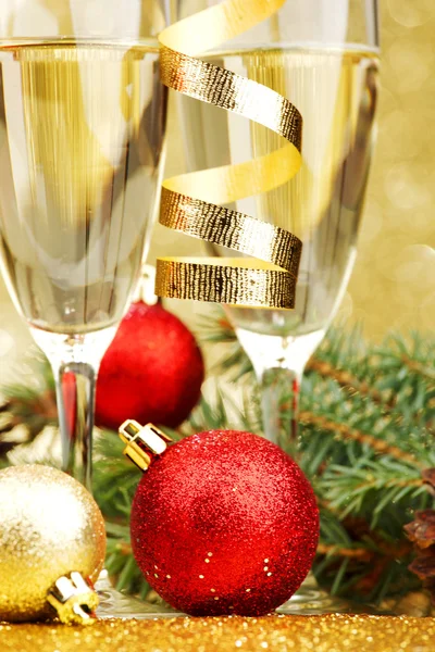 シャンパンと新年装飾 — ストック写真