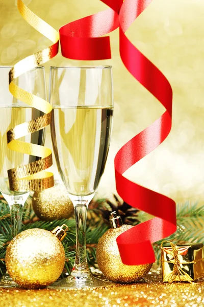 Šampaňské a novoroční výzdoba — Stock fotografie
