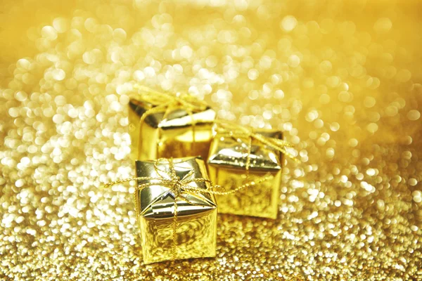 Goldene Weihnachtsgeschenke — Stockfoto