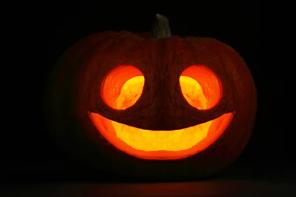 Beleuchteter Halloween-Kürbis — Stockfoto