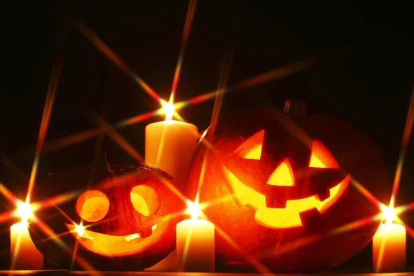 Halloween pompoenen en kaarsen — Stockfoto