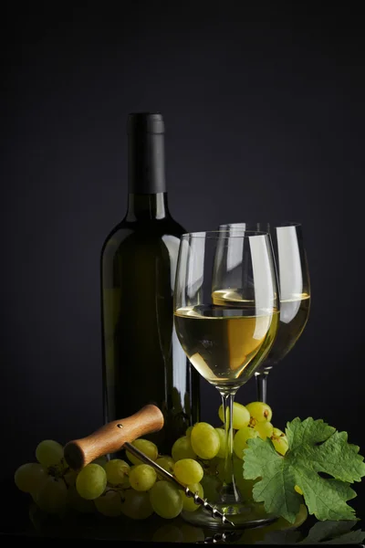 Botella con vino blanco y vidrio y uvas — Stok fotoğraf