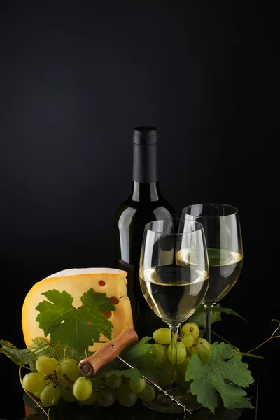 Vino bianco e formaggio su nero — Foto Stock