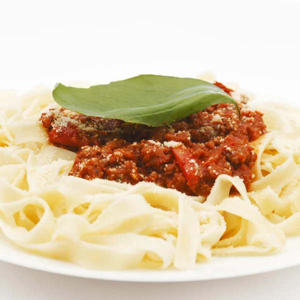 Spaghetti bolognese na białym talerzu — Zdjęcie stockowe