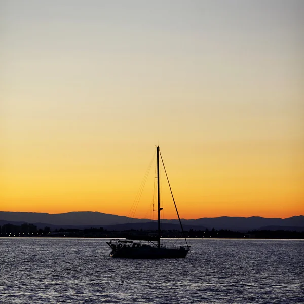 夕暮れ時、海でヨットします。 — ストック写真