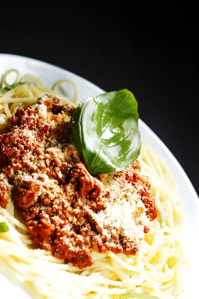 Спагетті Болоньєзе з базиліком — стокове фото