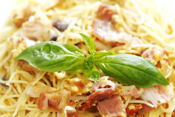 Carbonara de espaguete com bacon frito — Fotografia de Stock