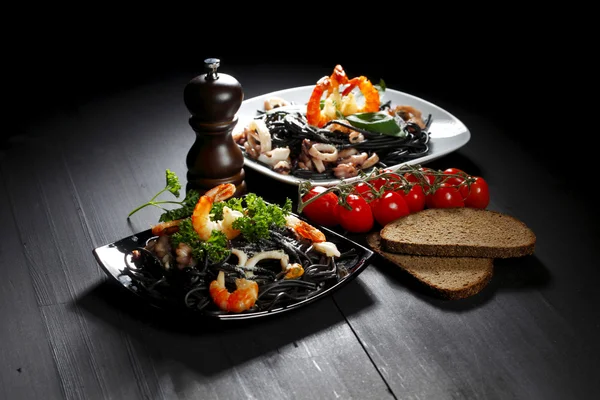 Zwarte spaghetti met zeevruchten — Stockfoto