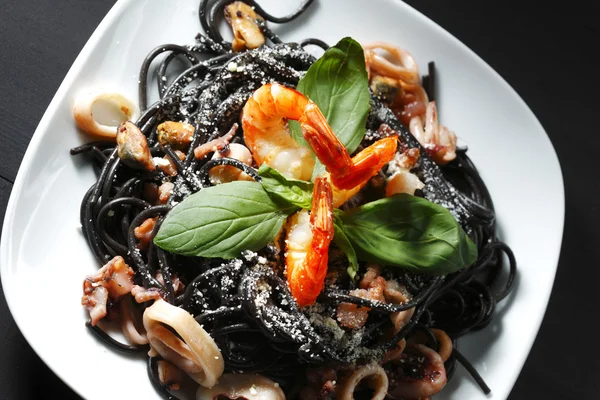 Zwarte spaghetti met zeevruchten — Stockfoto