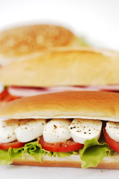 Sanduíche com tomate mussarela e salada — Fotografia de Stock