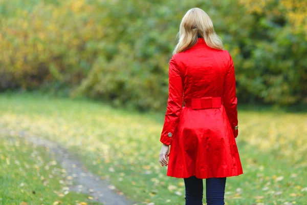 Mujer en el parque de otoño —  Fotos de Stock