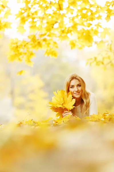Mujer tendida en el parque de otoño — Foto de Stock