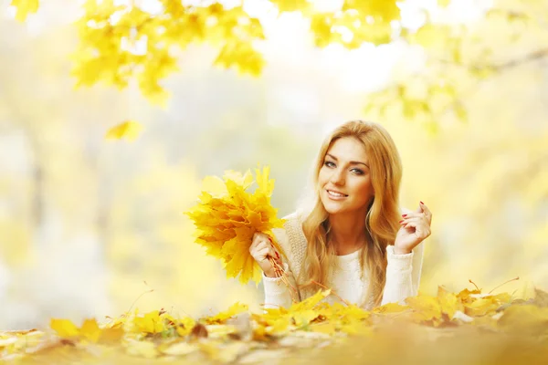 Woman laying in autumn park — Stock Photo, Image