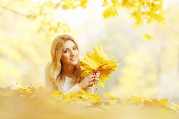 Woman laying in autumn park — Stock Photo, Image