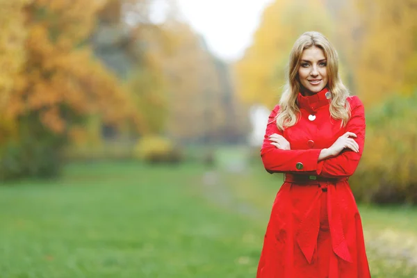 Femme dans le parc d'automne — Photo