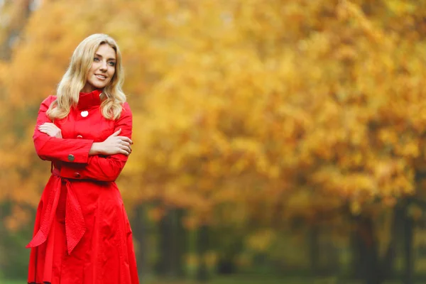 Mulher no parque de outono — Fotografia de Stock