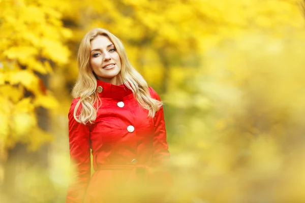 Femme dans le parc d'automne — Photo