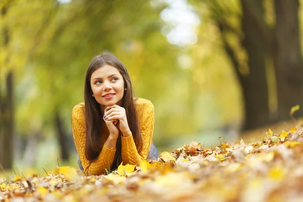 Fille pose sur les feuilles d'automne — Photo