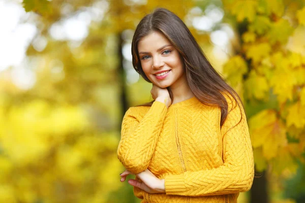 Herfst vrouw — Stockfoto