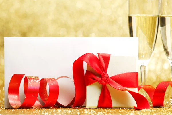 Champagne glasses and gift — Stock Photo, Image