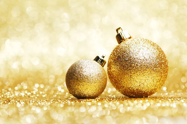 Goldene Weihnachtskugel — Stockfoto