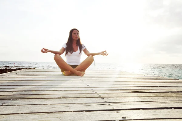 Yoga kvinnan mediterar nära havet — Stockfoto