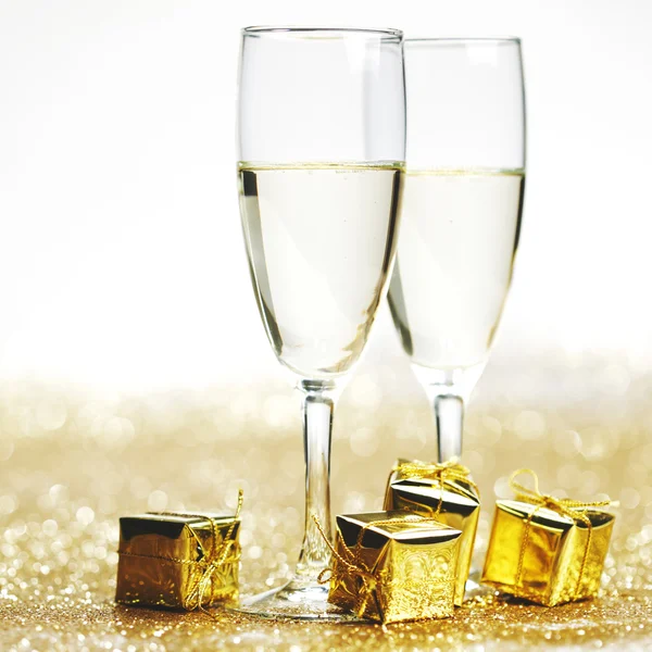 Champagne met kerstcadeau — Stockfoto