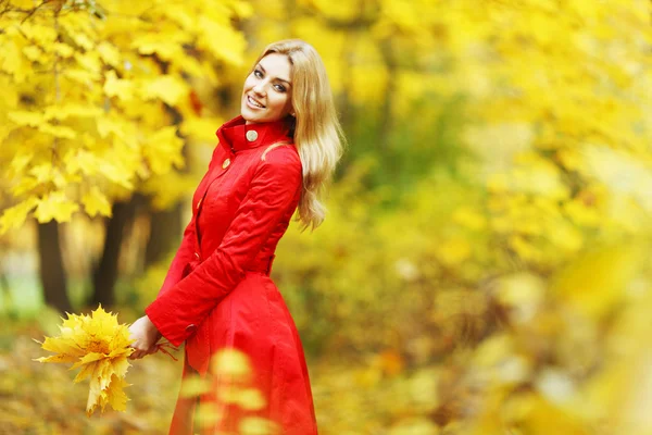 Herfst vrouw — Stockfoto