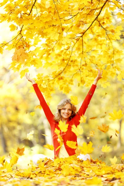 Femme heureuse dans le parc d'automne — Photo