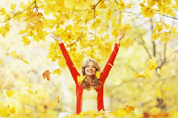 Femme heureuse dans le parc d'automne — Photo