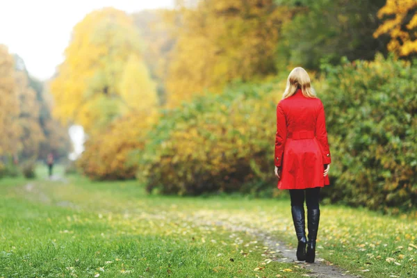 Woman in autumn park — Stock Photo, Image