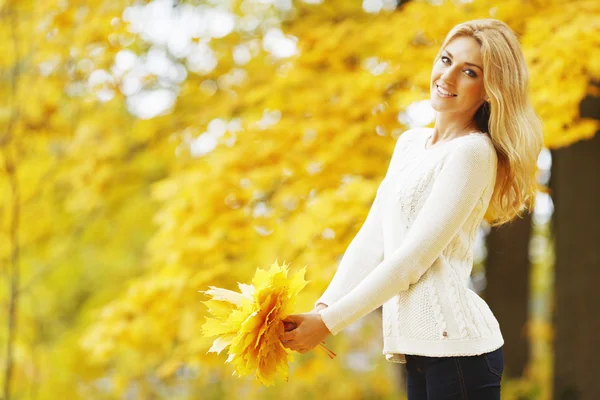 Lachende vrouw in herfst park — Stockfoto