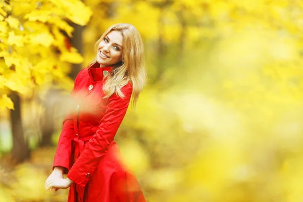 Mujer en el parque de otoño —  Fotos de Stock