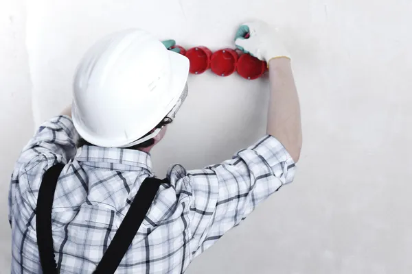 Trabajador pone los cables —  Fotos de Stock