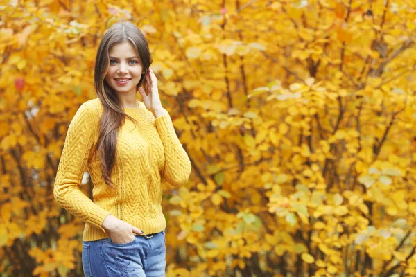 Herfst vrouw — Stockfoto