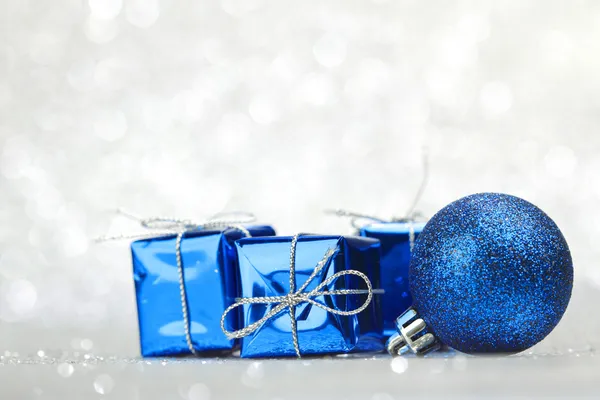 Karácsonyi ajándékok és labdák — Stock Fotó