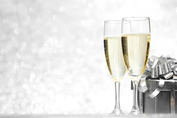 Champagne e regalo — Foto Stock