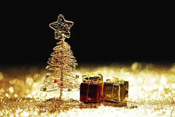 Рождественская елка и подарки — стоковое фото